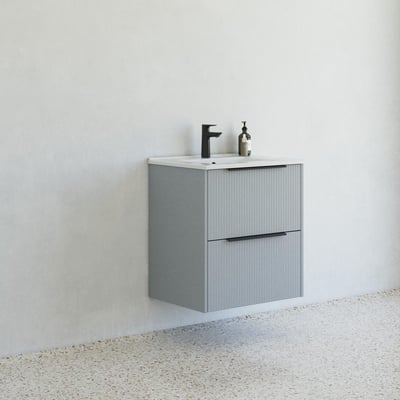 Monteret Dansani Mido møbelpakke 61 cm i stribet blå mat på en lys væg med terrazzo gulv, der viser vask og skuffer.