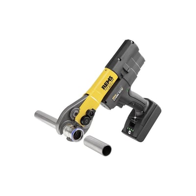 Nærbillede af REMS Mini-Press 22V ACC med pressetang monteret på et metalrør, viser det sorte greb og batteriet.