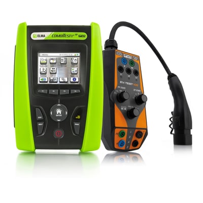 Installationstester Combitest 425EV med EV adapter sat sammen på hvid baggrund, viser touchskærm og tilslutningsenhed.