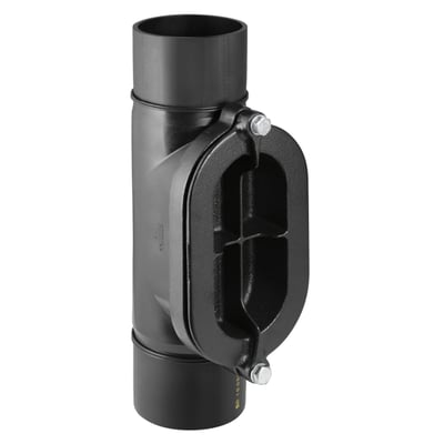 Geberit 110 mm renserør i sort PEH, vist med lukket ovalt dæksel og synlige fastgørelsesbolte.