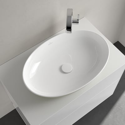 Oversigt fra oven af Villeroy & Boch Artis oval vask i BiColour, vist på et hvidt møbel med krom vandhane og afløbshætte.