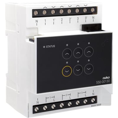 Nærbillede af Niko motormodulets frontpanel, der viser ikoner for op, ned og stop, samt statusindikator og produktinformation på hvid baggrund.