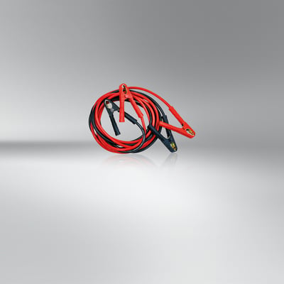 Osram startkabler 1200A, 5 meter lange med røde og sorte klemmer, lagt i en cirkel på en lys grå baggrund.