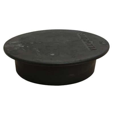 Sort, isoleret låg til målerbrønd på 500 mm, lavet af PE/PP materiale med en tydelig tekst på overfladen.