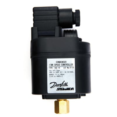 Danfoss ventilatorhastighedsregulator XGE-6M i sort plast med detaljeret mærkat og messinggevind i bunden.