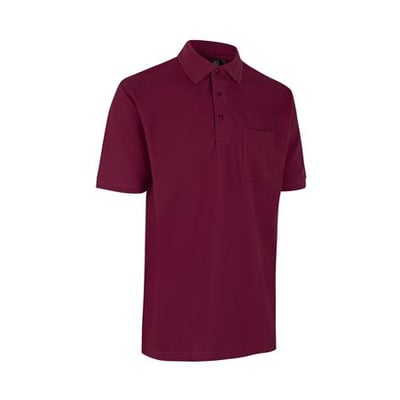 ID Identity Pro Wear poloshirt i bordeaux rød med brystlomme, krage og knappelukning, vist på hvid baggrund.
