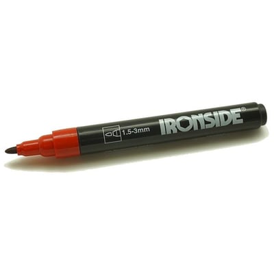 Ironside permanent marker med sort skaft, rød rund spids på 3 mm og hætte vist bag på markeren.