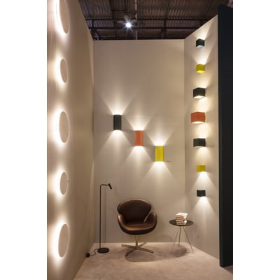 Udstilling med Astro Parma 210 vægamaturer monteret på væg, der udsender lys op og ned.