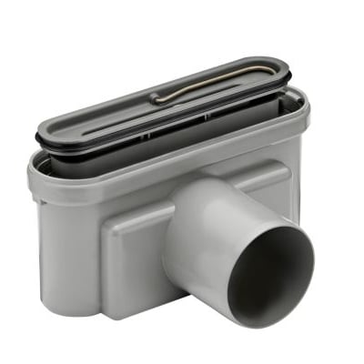 Unidrain udløbshus i grå plast med vandret Ø75 mm udløb og en opklappet vandlås med gummipakning.