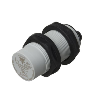 Carlo Gavazzi kapacitiv aftaster M30 med hvidt gevindhus og sorte monteringsmøtrikker, set skråt forfra.