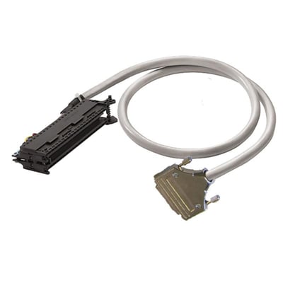 Weidmüller PLC-kabel til analoge signaler med 25 poler og LiYCY-kabel, vist med to forskellige stikender.