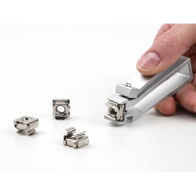 Delock tang til montering af cage nuts M4, M5 og M6 i netværksskab.