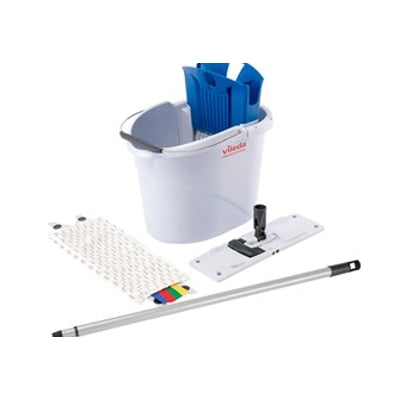 Komplet Vileda moppesæt med 10 liters hvid spand, blå moppeklemme, mikrofiber fladmoppe, og teleskopskaft på hvid baggrund.