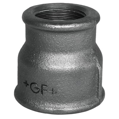 Nærbillede af Georg Fischer formmuffe i sort stål, der viser dens reducerede dimension fra 2 1/2" til 1 1/2" og indvendige gevinddetaljer.