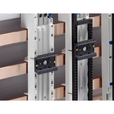 Rittal RiLine DIN-skinne 35x10mm TS 55B-V med monterede sorte adaptere, vist i el-tavle med kobberbjælker.
