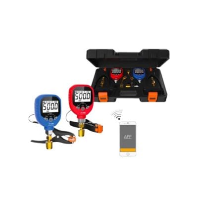 Trådløst digitalt manometer sæt fra Tecnosystemi med to digitale målere, en blå og en rød, samt en lukket sort transportkuffert med tilbehør og en smartphone med app-ikon.