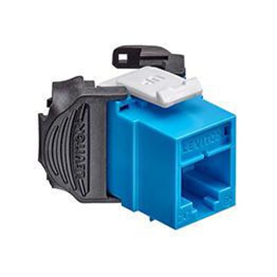 Blå Leviton AX0 CAT6A RJ45 modular jack med sort og hvid værktøjsfri tilslutningsdel.