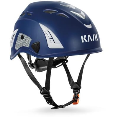 Kask Plasma sikkerhedshjelm i mørkeblå, fremviser ventilationshuller, reflekterende detaljer og justerbar pasform.
