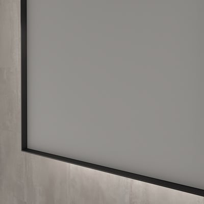 Detalje af Sanibell INK SP32 LED spejl med matsort ramme, viser indirekte lys langs kanten.