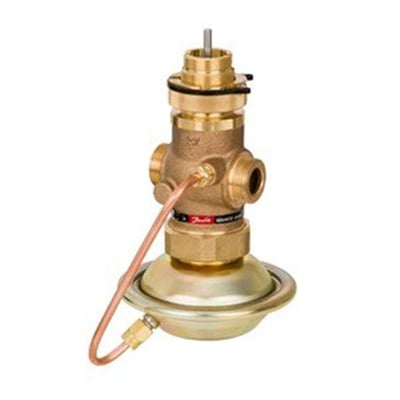 Danfoss AVQM flowregulator med DN 15, kvs 1,6 og rødbronze, set fra en vinkel med fokus på tilslutninger og membranhus.