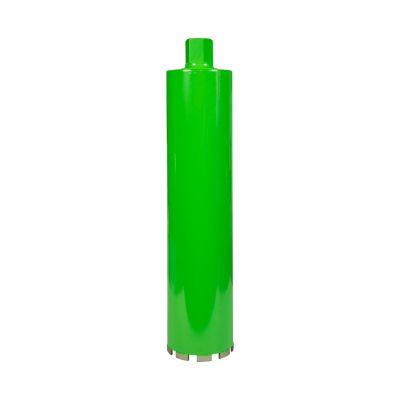 Grønt Eibenstock diamantbor, Ø111 x 450 mm, står oprejst med segmenter langs skærekanten nederst.