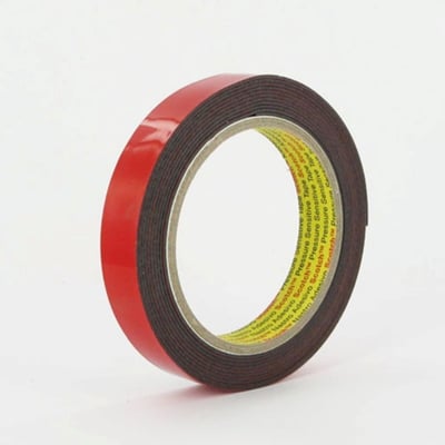 Rulle af 3M VHB 5952 akrylskumtape med dobbeltklæbende side på 19mm bredde og 33m længde.