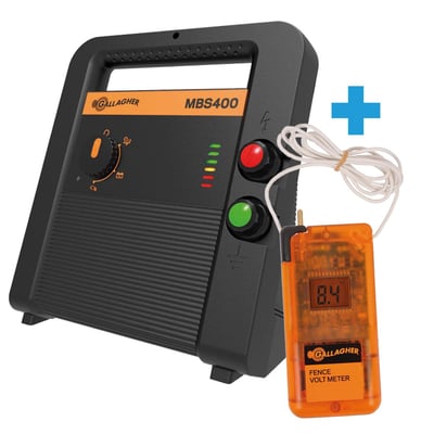Gallagher MBS400 3-i-1 multi-power spændingsgiver i sort med orange kontrolpanel og digital voltmåler ved siden af.