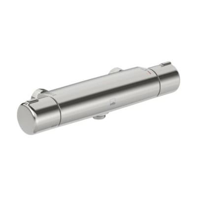 Nærbillede af Oras Nova Eco brusearmatur, der viser dets kromfinish, to greb og termostatdetaljer med hvid baggrund.