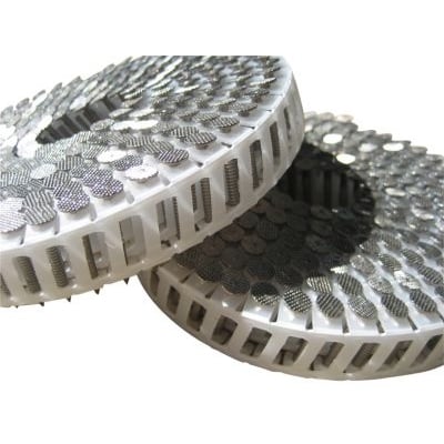 Nobe tromlesøm 2,5x25 mm i rustfri A2 kvalitet, vist i to ringe med 3600 søm i alt, monteret på hvid plastikholder.