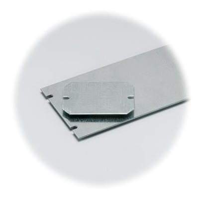 Fibox monteringsplade C-MP i Aluzink med dimensionerne 110 x 54 x 1.5 mm, vist på en grå baggrund.