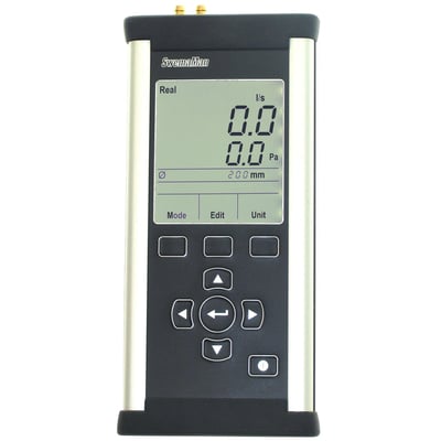 SwemaMan 8 micromanometer med digital skærm, der viser 0.0 l/s og 0.0 Pa, samt knapper til navigation og indstillinger.