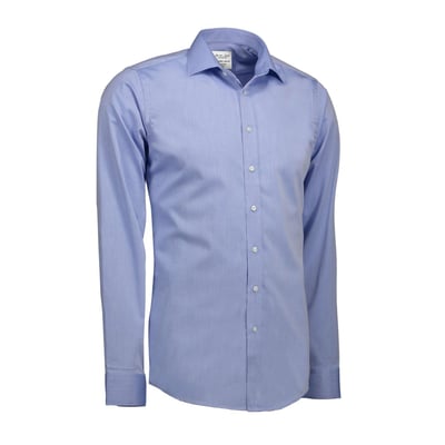 Detaljebillede af Seven Seas lyseblå slim fit skjorte, der fremhæver twill-vævningen og knapperne på forsiden.