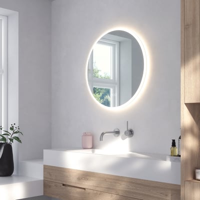 Loevschall Johannesburg RGB spejl, Ø80 cm, med varmt hvidt LED-lys installeret i et moderne badeværelsesmiljø over en vask.