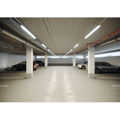 Ledvance Damp Proof Performance LED-armatur med sensor lyser i loftet i en parkeringskælder.