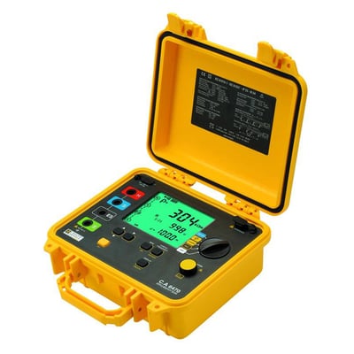 Chauvin Arnoux CA 6470N jordplademåler og microohmmeter i gult, robust kabinet med åbent låg og tydelig grøn skærm.