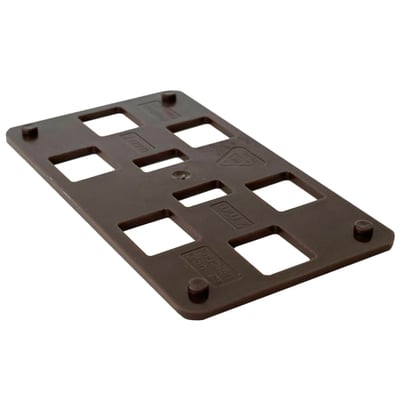 Knudsen K-Klods 45C i brun plast med mål 2 x 45 x 80 mm, viser 8 firkantede udskæringer og 4 fødder.