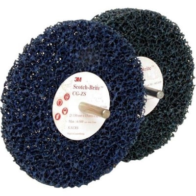 Blå 3M Clean & Strip CG-ZS grov sliberondel med åben struktur, rund centeretiket og metalholder.