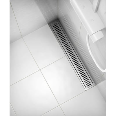 Purus Line sampak 1000 komplet afløbsrende med 75 mm lodret udløb, monteret i et moderne badeværelsesgulv med hvide klinker.