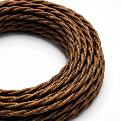 Brun, twistet stofledning til lamper ligger i en tæt oprullet løkke; ledningen er 5 meter og 2x0,75 mm².