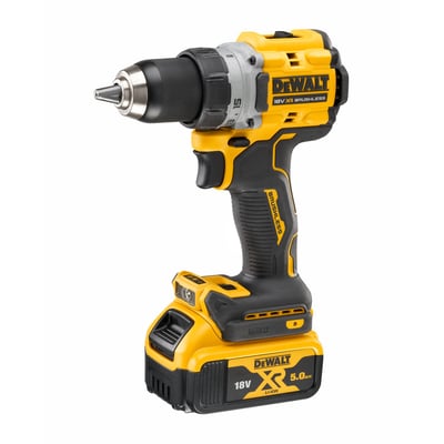 DeWalt 18V XR boremaskine DCD800P2T med 5,0 Ah batteri monteret på, vist fra siden med hvid baggrund.