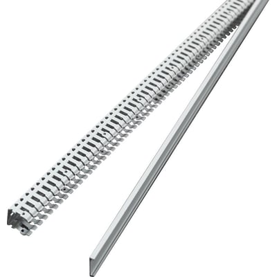 Nærbillede af Legrand ledningskanal 40x40 mm i grå med detaljerede 6 mm slidser og opdelingsmuligheder.