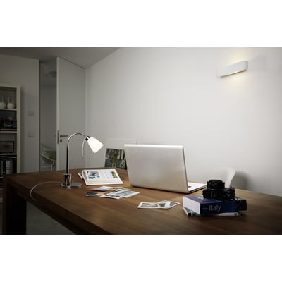Osram LED LINE klar lyskilde monteret i en moderne væglampe over et arbejdsbord med laptop og kamera.