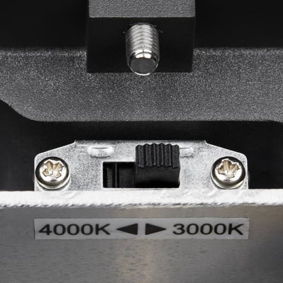 Nærbillede af CCT-switch på SLV Enola Square L væglampe til valg mellem 3000K og 4000K lysfarve.