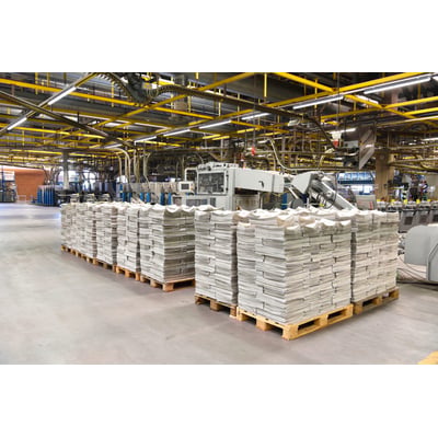 Philips CoreLine WT120C Gen3 industriarmatur lyser op i loftet i en stor produktionshal.