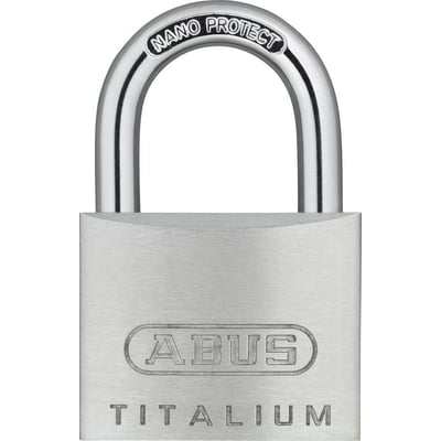 Detaljeret billede af Abus hængelås 64TI/30, der viser NANO PROTECT-inskriptionen på den opretstående bøjle.