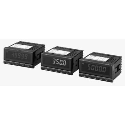Tre Omron K3MA-J-A2 procesmålere vist fra fronten, viser forskellige digitale målinger på deres displays.