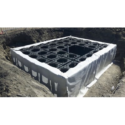 Combigrid geotekstil, 2,5 x 50 m, 310 g, installeret i en udgravning til at stabilisere et modulopbygget system.