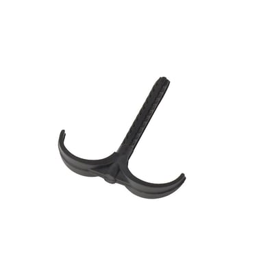 Enkel Roth rørhage i sort plast, 60mm lang, med dobbelte kroge og tandet fastgørelsesstang til rør fra 14-34mm.