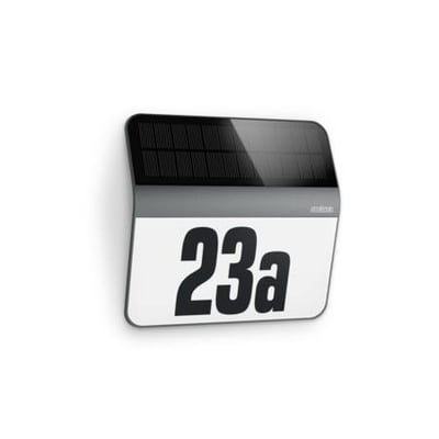 Steinel XSOLAR LH-N udendørs armatur i antracit med solcellefelt og hvidt husnummerskilt med tallet 23a.