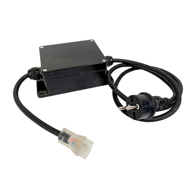 BE Flex-Line X Sensor bevægelsessensor, sort boks med strømkabel og stik samt tilslutning til LED strip, hvid baggrund.